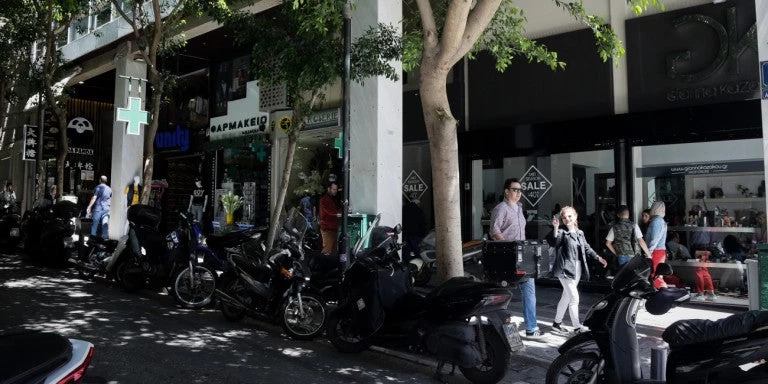 Αγίου Πνεύματος: Ανοικτά τα καταστήματα στην Αθήνα, κλειστά στη Θεσσαλονίκη